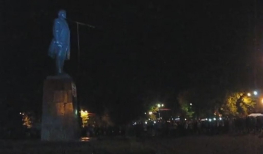 Как в Павлограде сносили памятник Ленину. Видео