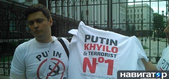 Порошенко подарили «нецензурную» футболку для переговоров в Минске. Фото