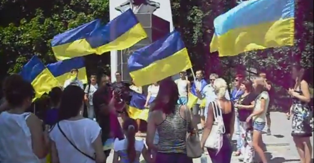 В Славянске запестрели украинские флаги. Видео
