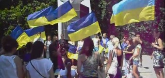 В Славянске запестрели украинские флаги. Видео