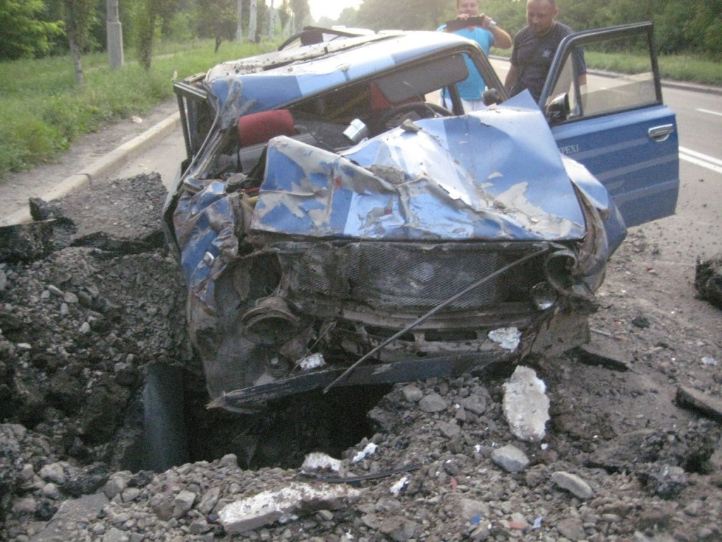 Донецкий водитель снял снаряд взорвавшийся в метре от его машины. Видео