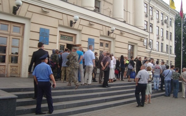 В Запорожье под мэрией неизвестные в камуфляже и балаклавах митингуют против депутатов. Фото