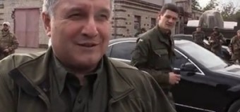 Аваков показал свои два пистолета. Видео