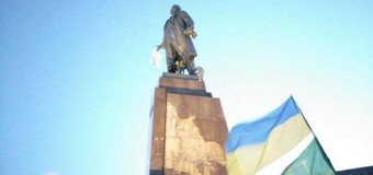 В Харькове валят памятник Ленину. Онлайн трансляция