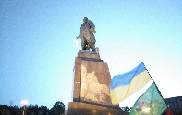 В Харькове валят памятник Ленину. Онлайн трансляция