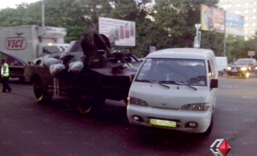 В Николаеве армейский БРДМ протаранил микроавтобус. Фото