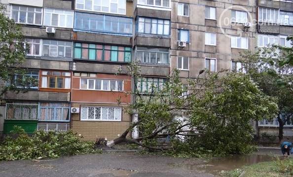 В Мариуполе свирепый ураган порвал провода, поломал деревья и по вырывал подоконники. Видео