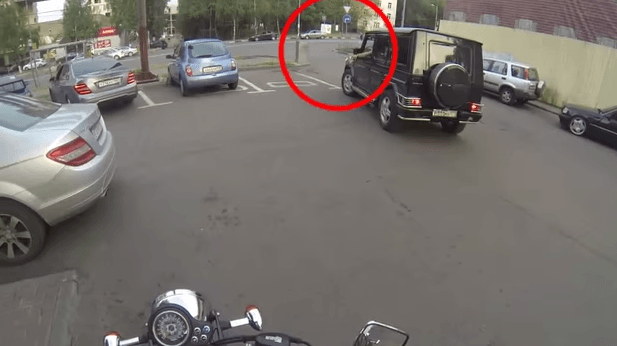 Ролик, набирающий огромную популярность: Мотоциклистка наказывает москвичей за мусор. Видео
