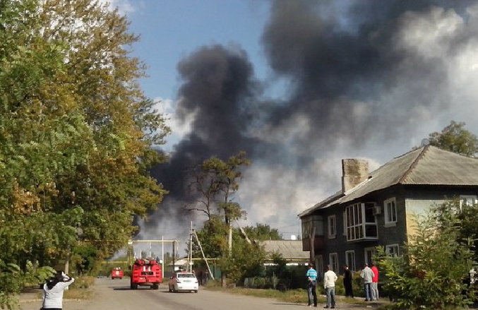 Донецк: В результате обстрела горит завод. Видео