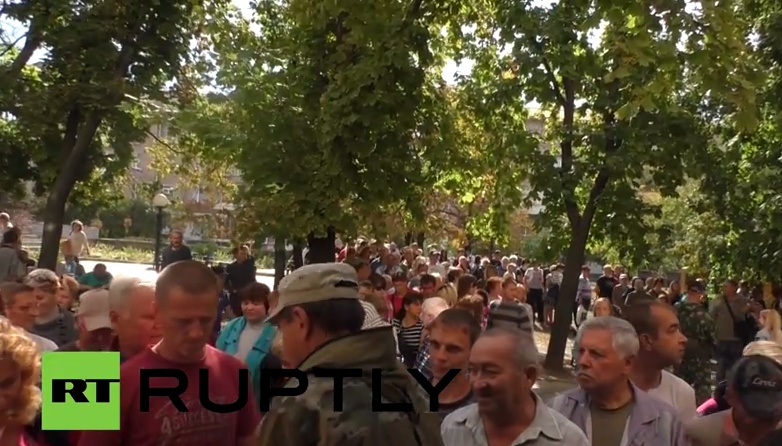 Луганчане стоят в очереди за гуманитаркой из России. Видео