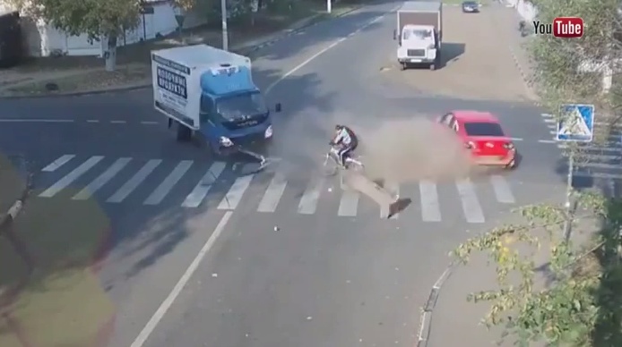 Чудом выжил велосипедист под Москвой. Видео