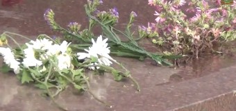 Харьковчане несут цветы к бывшему памятнику Ленина. Видео