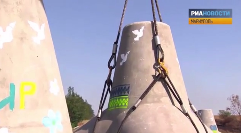 Мариуполь «прикрывается» разрисованными противотанковыми ограждениями. Видео