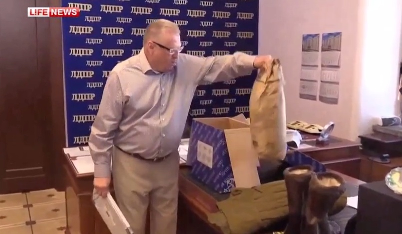 Жириновский собирает посылку Яценюку. Видео