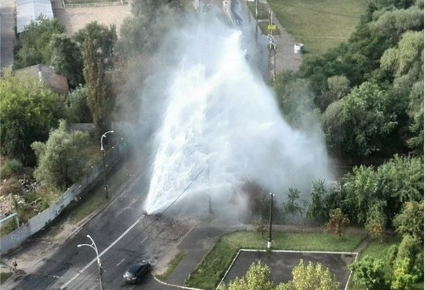 В Киеве из-под асфальта бил 10-метровый фонтан. Видео