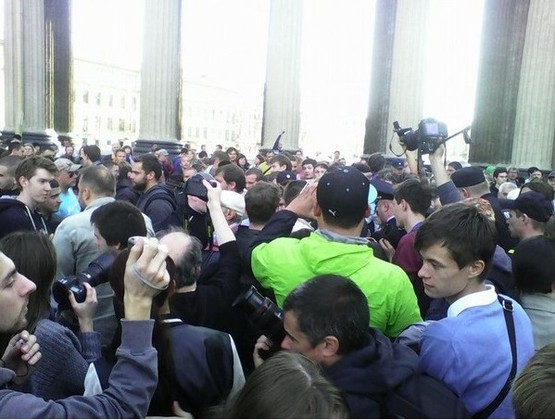 Тысячи людей поддержали Марш мира в Санкт-Петербурге. Фото
