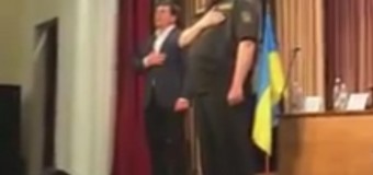 Порошенко и Тарута исполнили гимн а капелла в Мариуполе. Видео