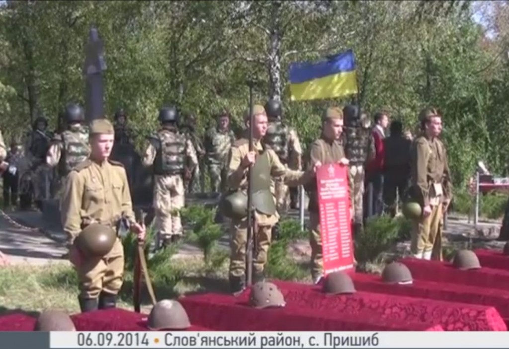 Останки 212 солдат захоронили в Славянском районе Донбасса. Видео