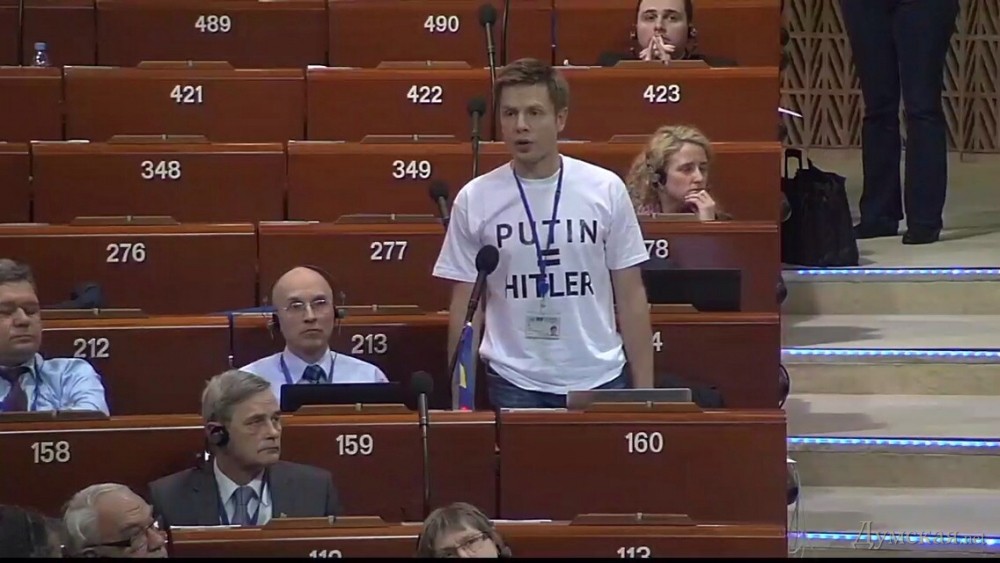 В российских ток-шоу до сих пор помнят футболку «Путин = Гитлер». Видео