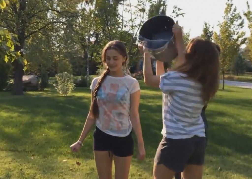 Детей и жену президента Украины Порошенко облили ледяной водой. Видео
