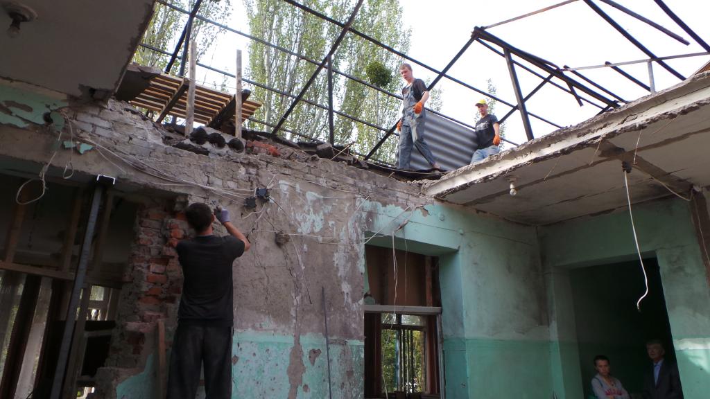 Ученики Донбасса 1 сентября встретили в полуразрушенной школе. Фото
