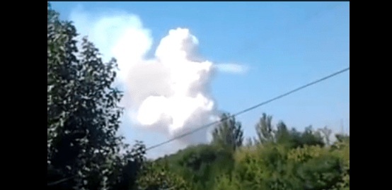 Над окраинами Донецка поднимается неизвестный белый дым. Видео