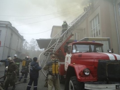 В Херсоне произошел крупный пожар на кондитерской фабрике. Видео