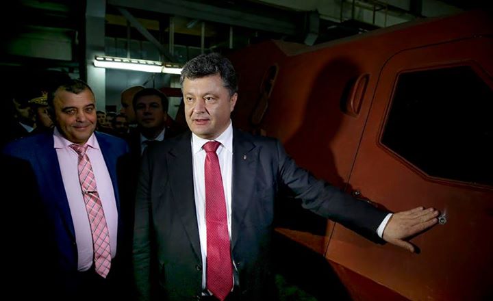 Порошенко во Львове испытал новую бронемашину «Дозор». Видео