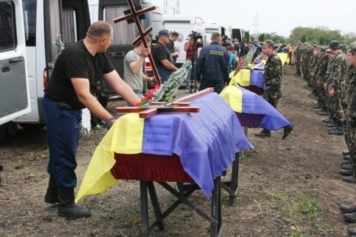 Два образа смерти: как хоронят украинских и российских солдат. Видео