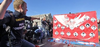 На Майдане «нерадивых депутатов» закидали помидорами. Видео