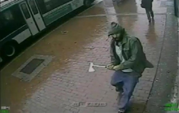 В Нью-Йорке мужчина раскроил череп одному полицейскому, прежде чем был застрелен. Видео