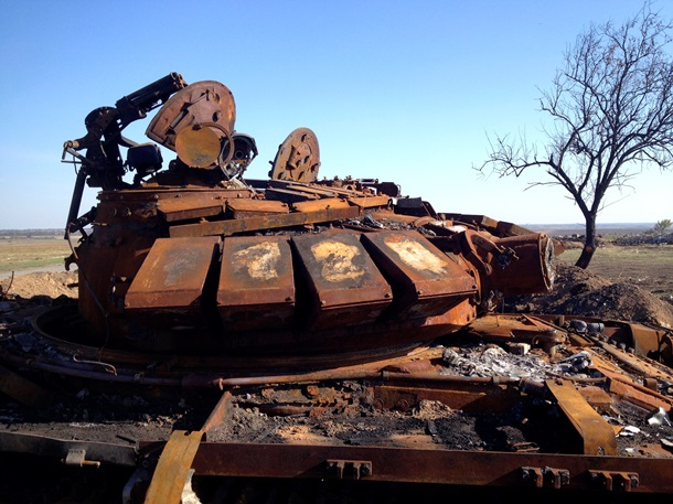 В 40 км от Донецка обнаружили, вероятно, российскую сгоревшую технику. Фото