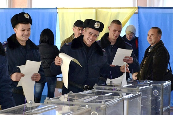 Бойцов Нацгвардии отпустили проголосовать. Фото