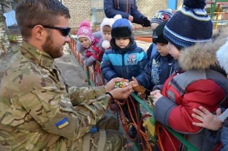 Украинские военные посетили детсады в Краматорске. Видео