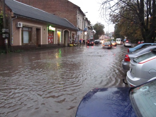 Ужгород превратился в Венецию: город парализовал потоп. Видео