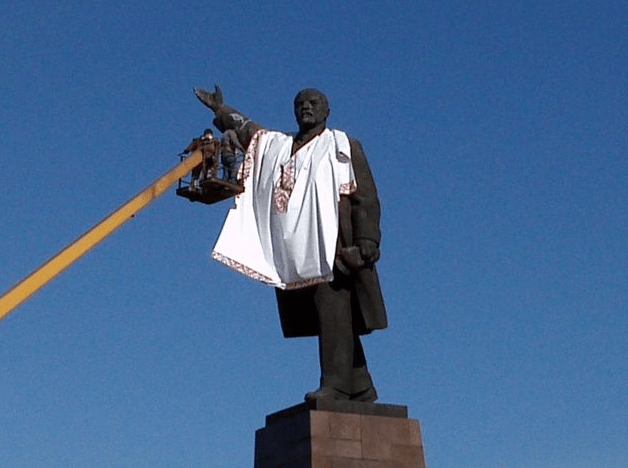 В Запорожье Ленина одели в вышиванку. Фотофакт