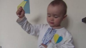 Годовалый мальчик поет гимн Украины. Видео