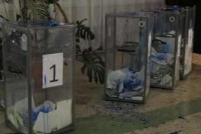 В Днепропетровске вылили чернила в избирательные урны. Фото