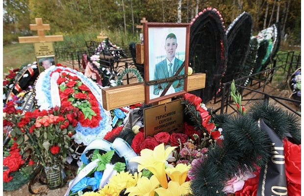 В Костроме нашли свежие могилы российских десантников. Фото