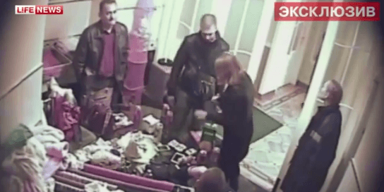 Полицейские устроили дебош в московском борделе. Видео