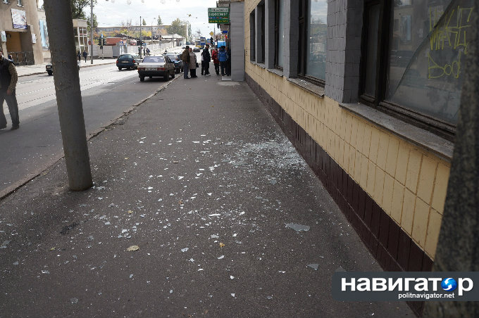 Взрывной волной накрыло участников конференции в Донецке. Видео
