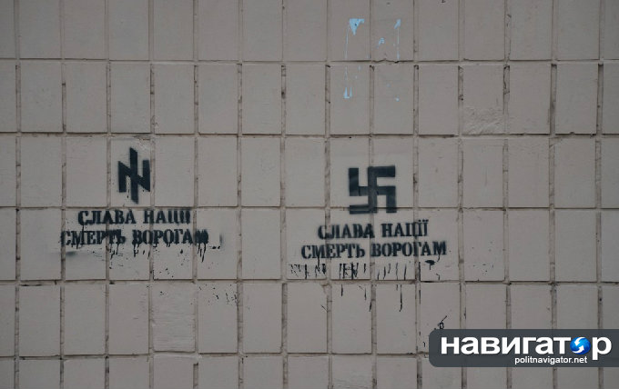 В Киеве Оболонь обильно украсили свастиками. Фото