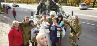 Невесты-ополченки  — в фате и на БРДМ. Фото