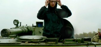 «Брутальный кролик»: Яценюк в танке. Фото