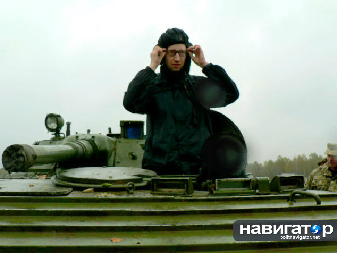 «Брутальный кролик»: Яценюк в танке. Фото