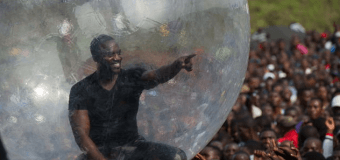 Из-за вируса Эбола Akon выступил в Конго в пластиковом шаре. Фото
