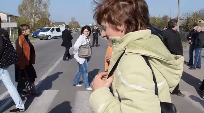 На Волыни шахтеры перекрыли трассу и требуют зарплату. Видео