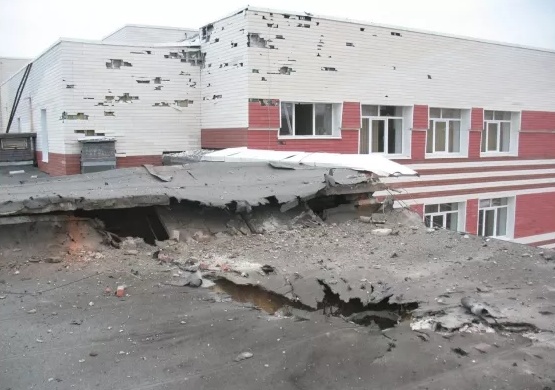 Донецк: Школа № 61 после вчерашнего обстрела. Фото