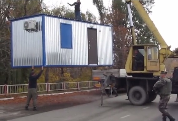 Украинские пограничники «переносят границу» на Донбассе. Видео