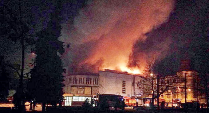 В Киеве подожгли старейший кинотеатр «Жовтень». Видео